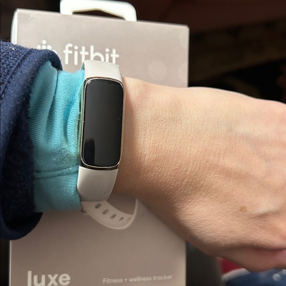 Fitbit Luxe off-White Fitness Tracker - Picture 2 of 5